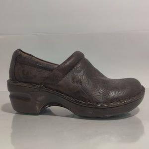 BOC Born Embossed Women's Peggy Brown Slip On Clogs Shoes C45789 Size 6.5 M/W